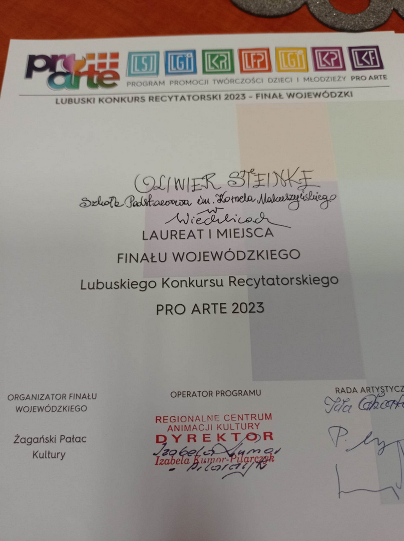 Oliwier Steinke, uczeń klasy VIII b, został laureatem Finału Wojewódzkiego Lubuskiego Konkursu Recytatorskiego